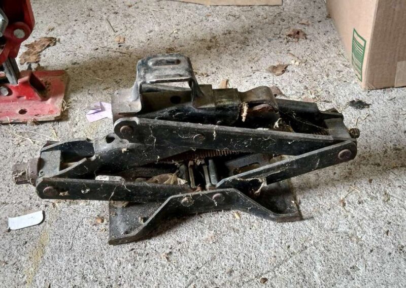 Screw jack 2, used.